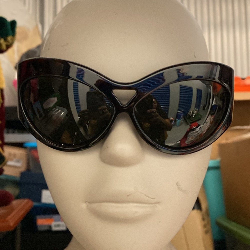DESIGNER Genuine SAINT LAURENT, beautiful sunglasses.